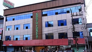 A multi-story hotel with a prominent sign reading "HOTEL SOUTH FORCE". - HOTEL SOUTH FOREST (Sulthan Bathery)