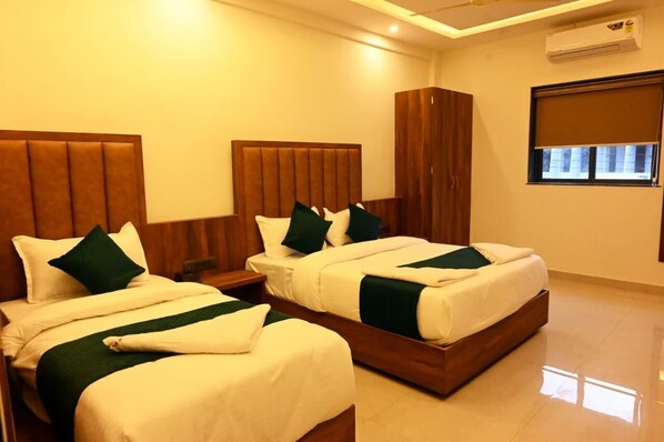 Escritorio, espacio para trabajar con laptop y wifi gratis 