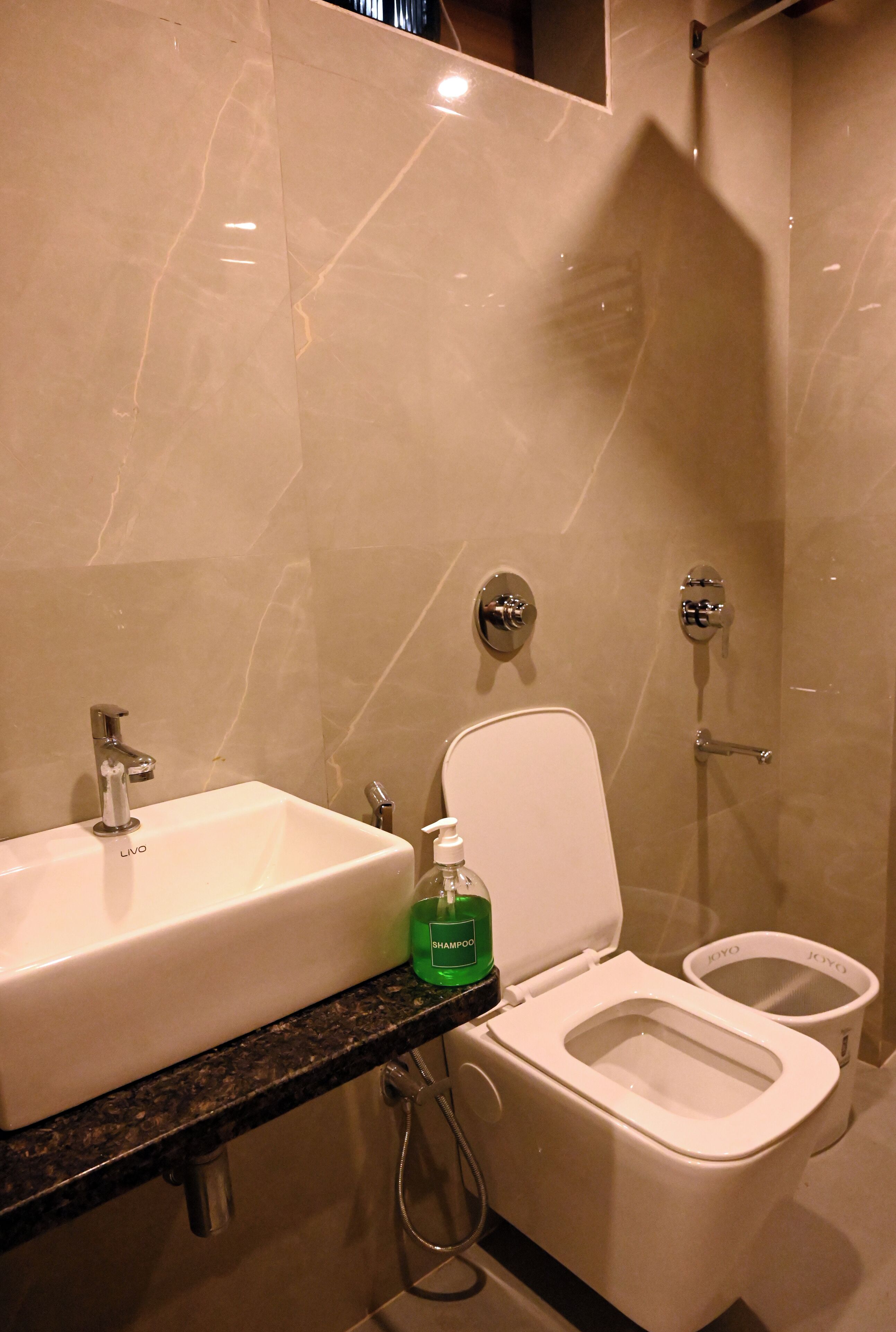 Deluxe Room | Bathroom | Shower, towels, soap, shampoo