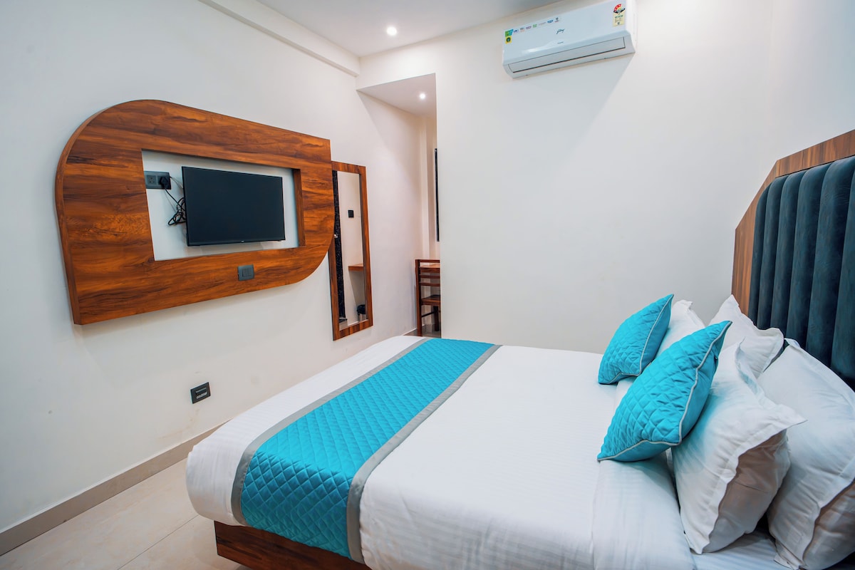Executive Room | Desk, laptop workspace, WiFi (free), bed sheets