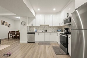 Geladeira, micro-ondas, fogão, cooktop