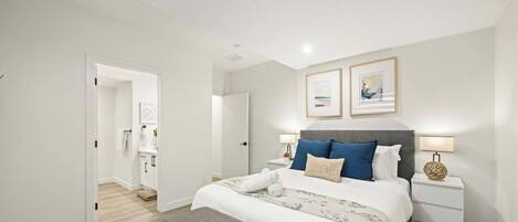 Skrivebord, strykejern/-brett, reiseseng for barn og wi-fi