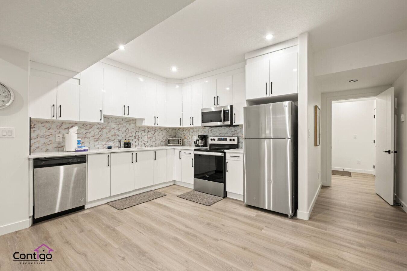 Refrigerador, microondas, horno y parrilla de estufa 