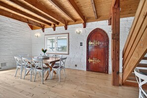 Dining - Oswald's Beach Retreat (Middleton)