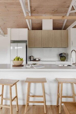 Een koelkast, een microgolfoven, een oven, een kookplaat