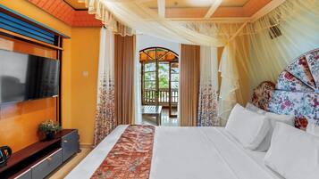 Un dormitorio con una cama grande, un televisor montado en la pared y vistas al exterior a través de una ventana.