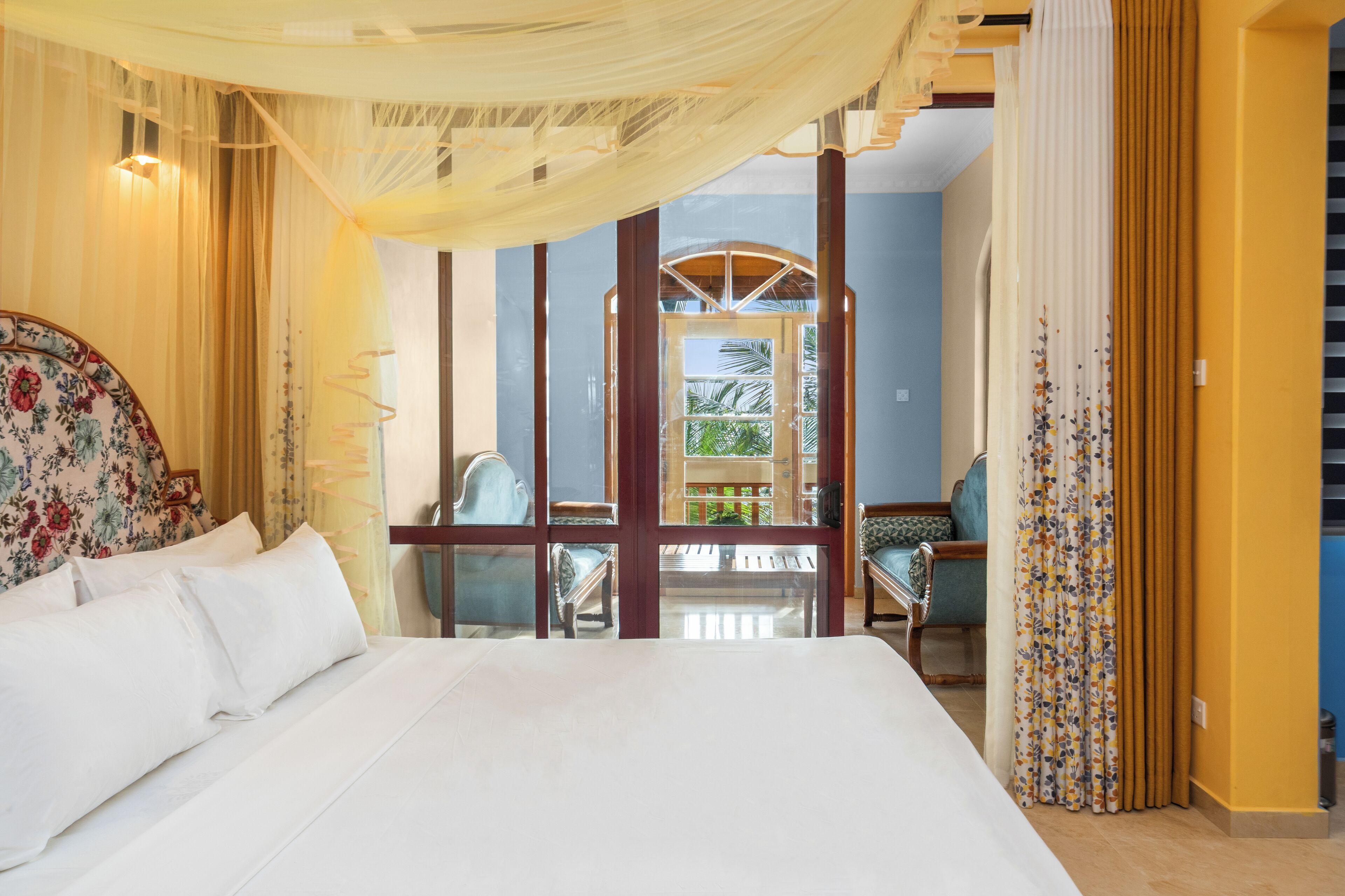 Habitación triple superior, vista al mar | Escritorio, insonorización y tabla de planchar con plancha 