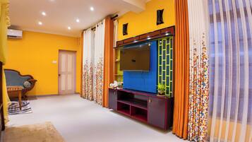 Habitación cuádruple familiar, vistas al mar | Escritorio, sistema de insonorización, tabla de planchar con plancha