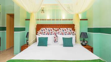 Habitación doble superior, vistas al mar | Escritorio, sistema de insonorización, tabla de planchar con plancha