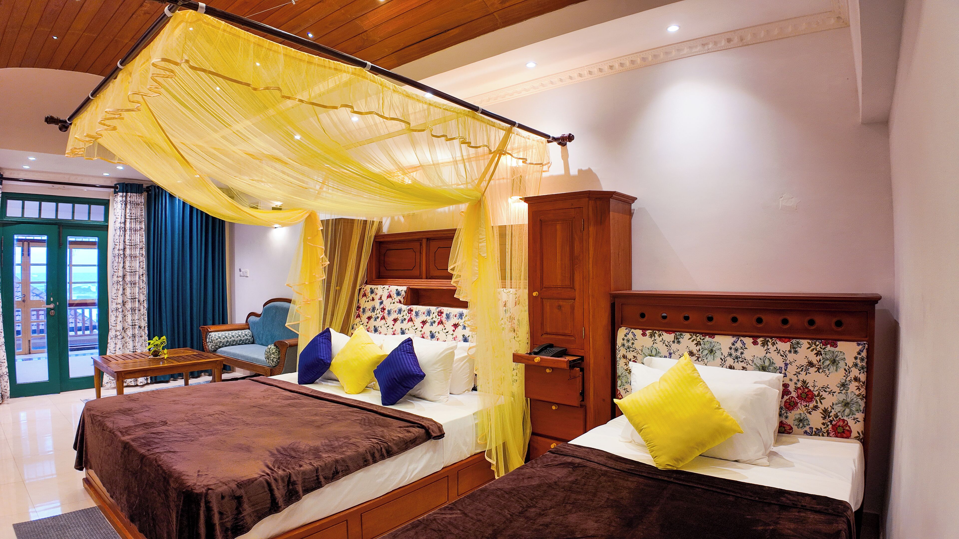 Deluxe trippelrum - havsutsikt | Skrivbord, ljudisolering, strykjärn/strykbräda och gratis barnsängar