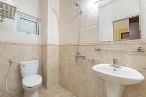 Hair dryer, slippers, towels, soap - Grand Luxury Hotel (Tu Son)