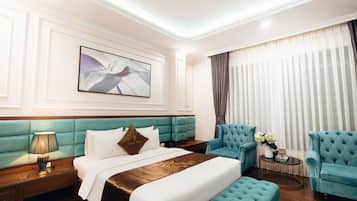 Deluxe tweepersoonskamer | Een bureau, een laptopwerkplek, verduisterende gordijnen