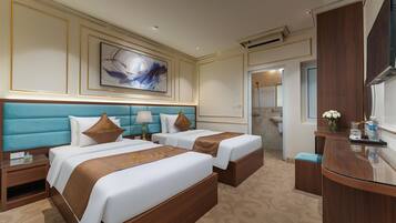 Habitación doble de lujo, vista al lago | Escritorio, espacio para trabajar con laptop y cortinas blackout