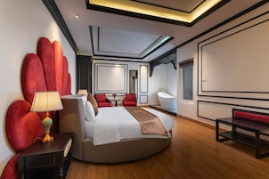 Luxury Double Room, Lake View | Desk, laptop workspace, blackout drapes, soundproofing