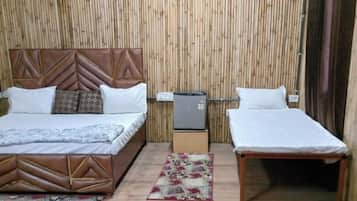 Triple Room, Air conditioning | Desk, laptop workspace, free WiFi