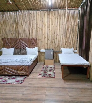 Triple Room, Air conditioning | Desk, laptop workspace, free WiFi