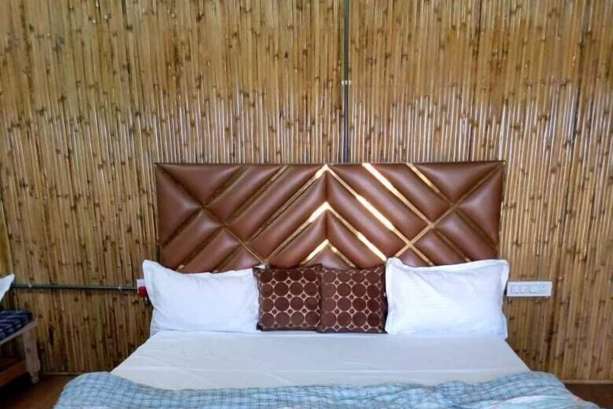 Desk, laptop workspace, free WiFi