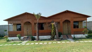 Un bâtiment à deux étages, doté d’un toit plat et d’une façade symétrique.
