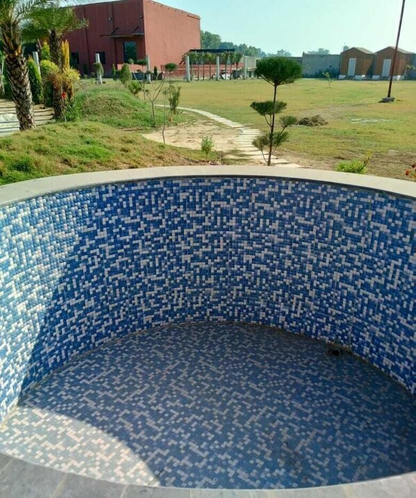 حمّام سباحة خارجي