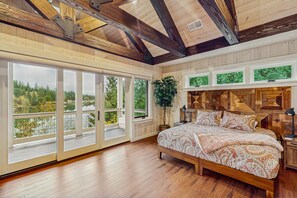 4 soverom, strykejern/-brett, internettilgang og sengetøy