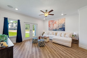 TV, fireplace - Nestled in Navarre, Florida this new home is just minutes from the beach! (Navarre)
