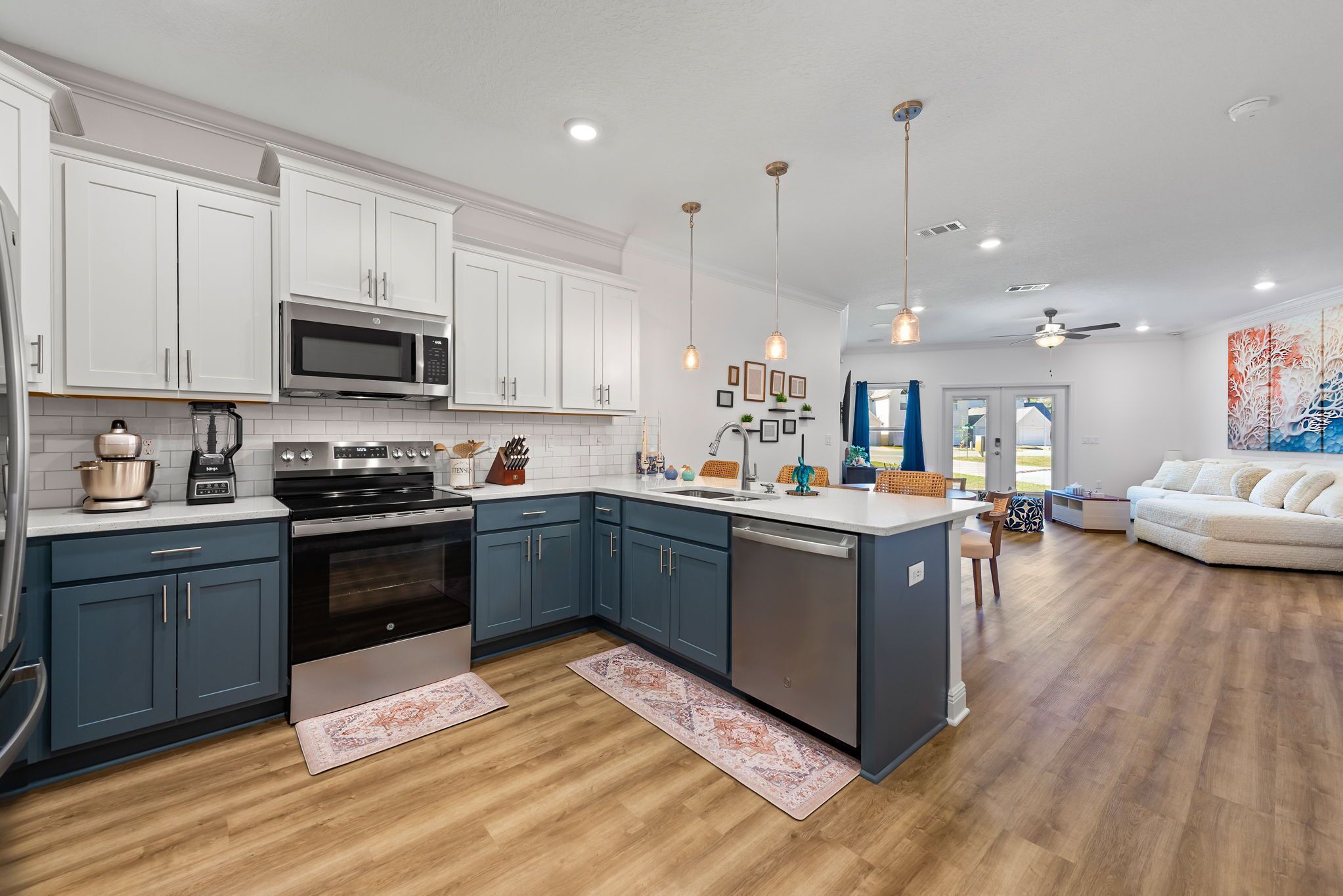 Een microgolfoven, een oven, een kookplaat, een vaatwasser