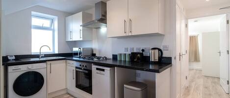 Een koelkast, een magnetron, een oven, een kookplaat