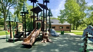 Un parque infantil con un tobogán y estructuras para escalar.