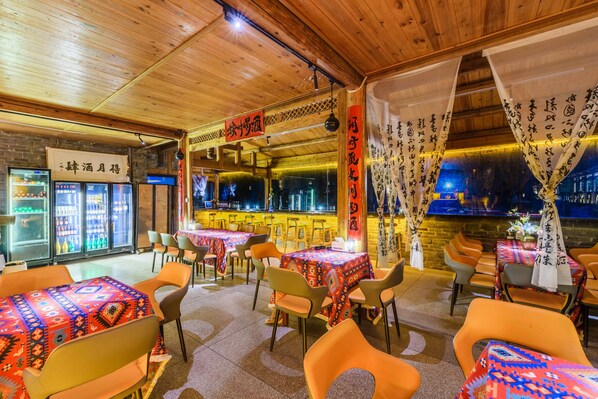 Poolside bar - Li River Craftsman Village  Guilin (Guilin)