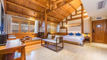 Luxury-Doppelzimmer, Blick auf den Innenhof | Kostenloses WLAN