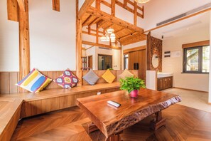 Casa de lujo, cocineta, junto al lago | Área de sala de estar