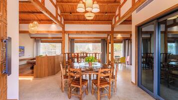Luxury-Haus, Kochnische, Seeseite | Essbereich im Zimmer