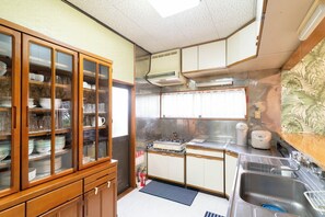 Kühlschrank, Mikrowelle, Herdplatte, Kochgeschirr/Geschirr/Besteck