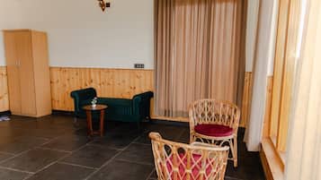 Royal Cottage | Desk, free WiFi
