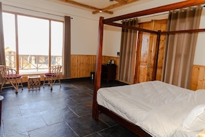 Desk, free WiFi - The Meemos Cafe And Cottages (Mussoorie)