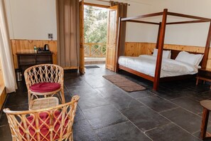 Desk, free WiFi - The Meemos Cafe And Cottages (Mussoorie)