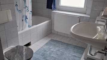 Haartrockner, Handtücher, Toilettenpapier