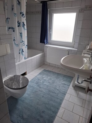 Hårføner, håndklær og toalettpapir