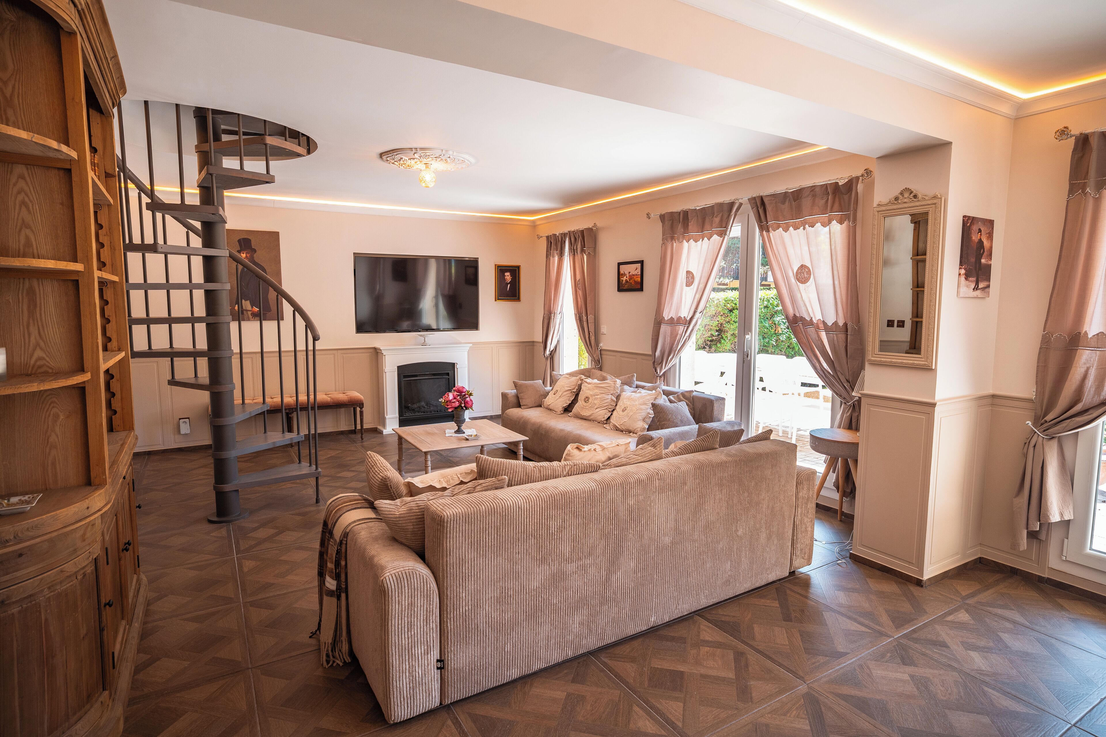 Télévision, cheminée, livres