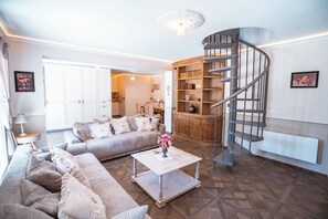 Televisión, chimenea y libros 