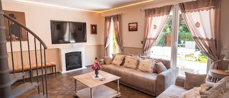 Fernseher, Kamin, Bücher