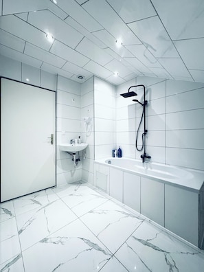 Basic Apartment | Bathroom | Combined shower/bathtub, free toiletries, hair dryer, towels - Comfortable 5 BR Apt near Schonbrunn (Vienna)