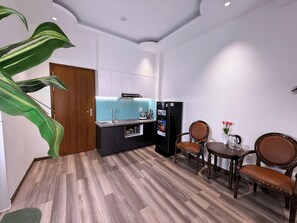 Fridge, microwave, oven, stovetop - Sweet Home Hotel & Apartment (Ngu Hanh Son)