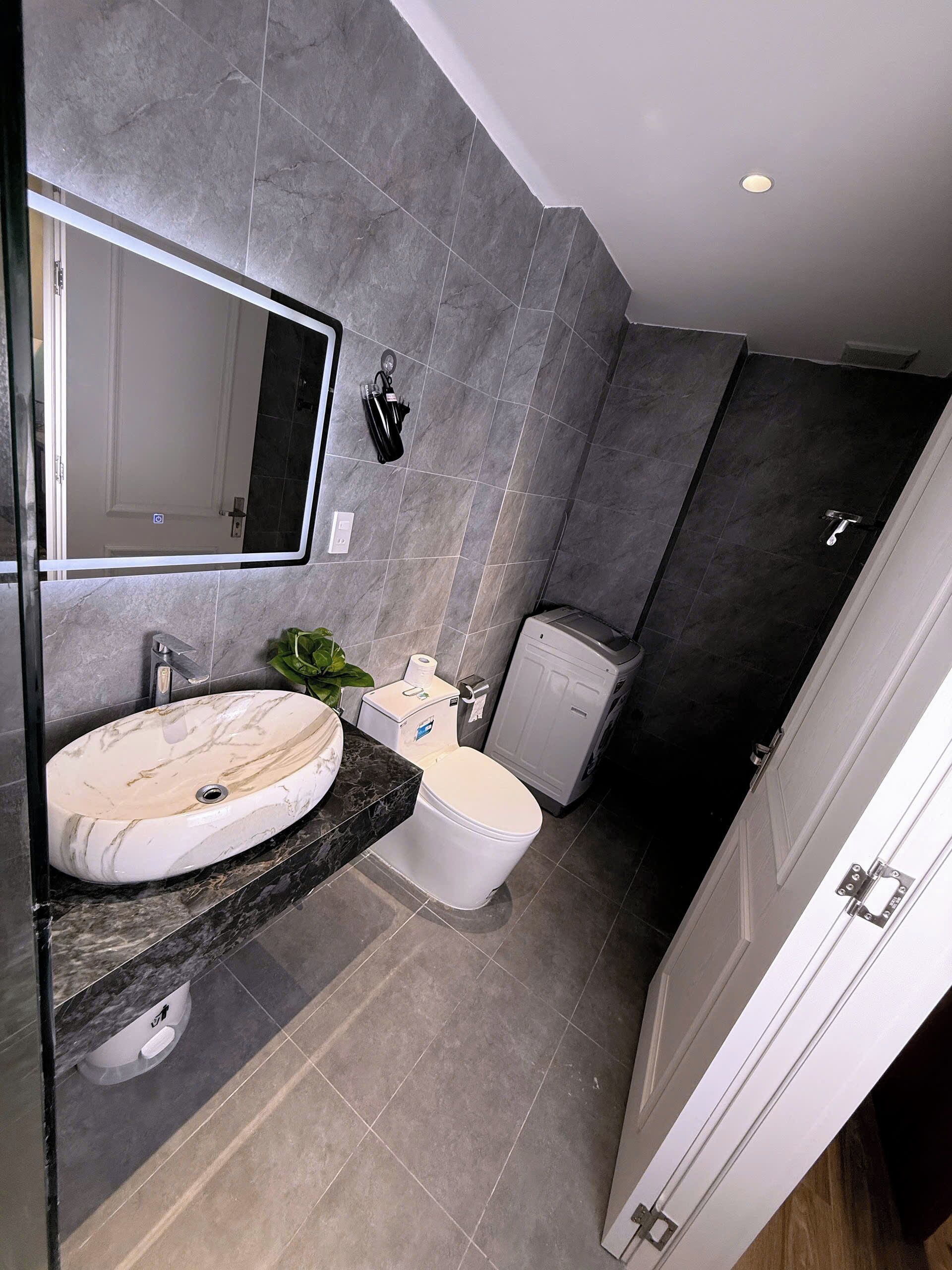 Bathtub, free toiletries, hair dryer, towels