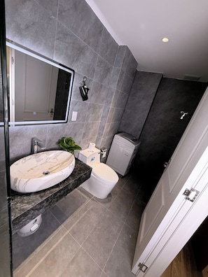 Bathtub, free toiletries, hair dryer, towels - Sweet Home Hotel & Apartment (Ngu Hanh Son)