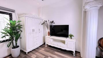 Estudio superior, vistas a la ciudad | Escritorio, espacio para trabajar con un portátil, wifi gratis