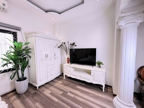 Estúdio superior, vista para a cidade | Escrivaninha, espaço de trabalho para notebook, Wi-Fi de cortesia