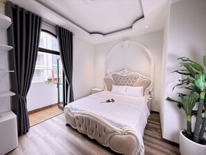 Desk, laptop workspace, free WiFi