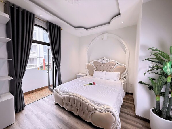 Desk, laptop workspace, free WiFi - Sweet Home Hotel & Apartment (Ngu Hanh Son)