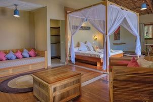 Ropa de cama de alta calidad y caja de seguridad en la habitación